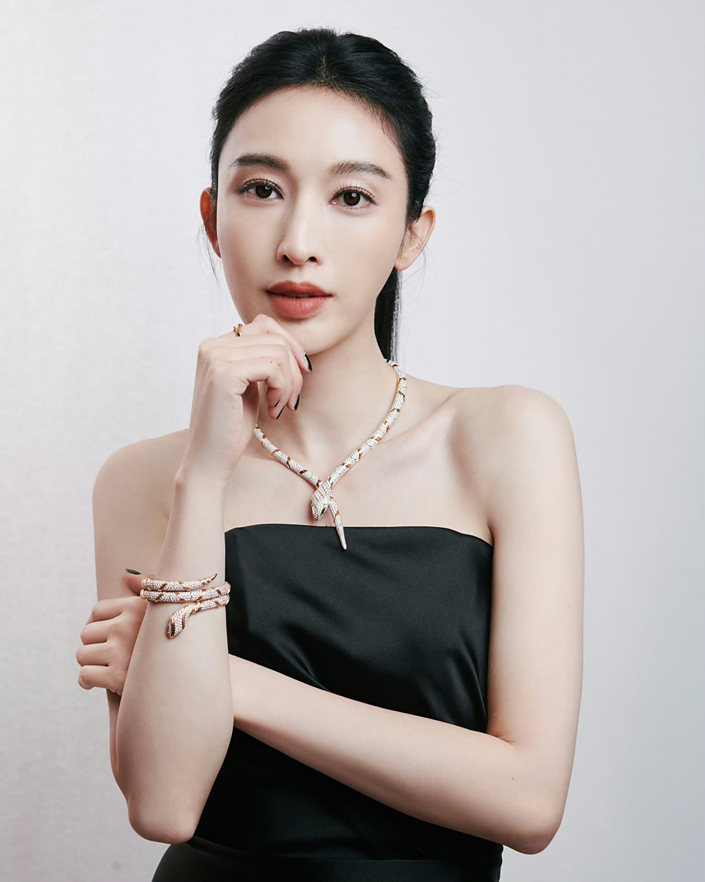 张俪这双修长的美腿太让人羡慕了,又白又直在配上