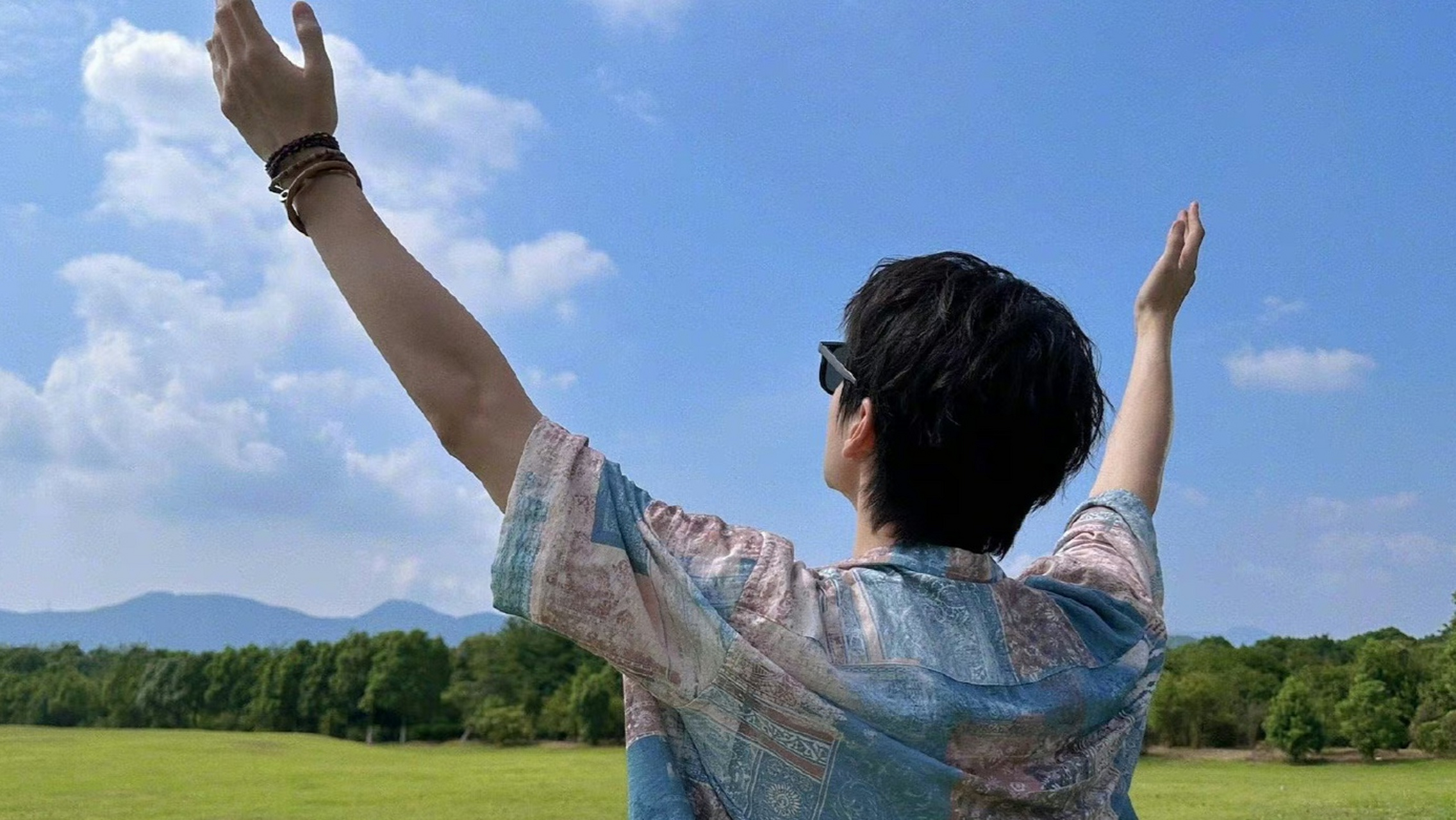 魏大勋连续两年七夕没露脸# 帅哥的背影照看起来也很有感觉啊!