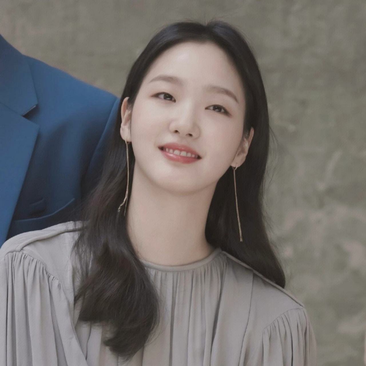 韩国电影《中国城》一零扮演者金高银不止只有冷酷的一面,也有甜美感