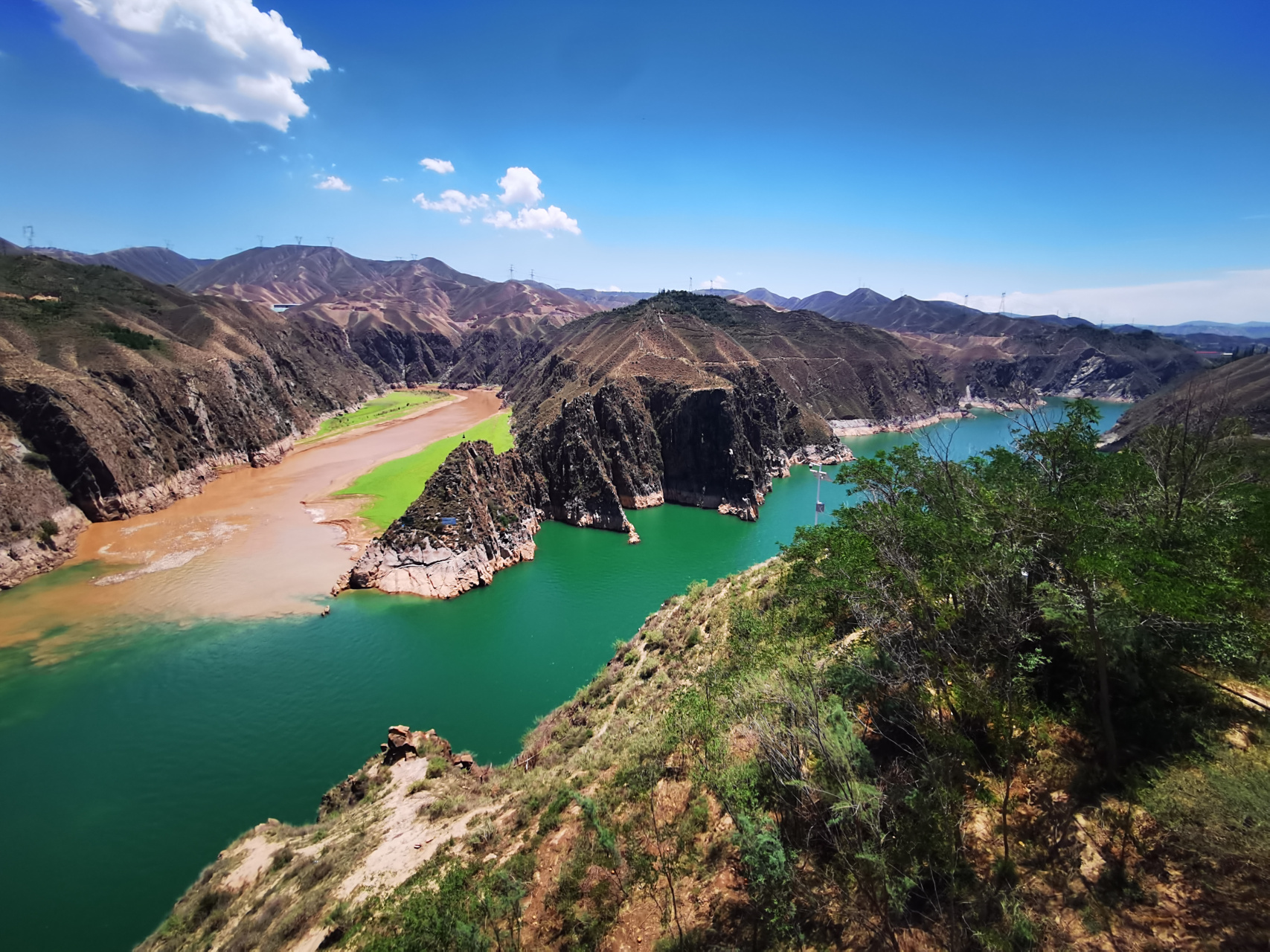受上游降水影响,洮河河水比较浑浊,在与黄河交汇处刘家峡水库的清波