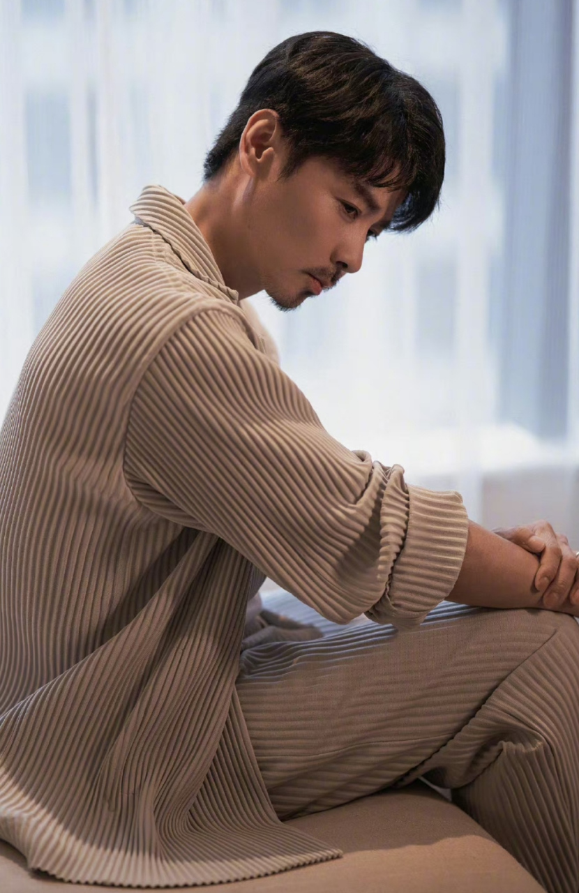 蔡少芬老公晒照气质深沉,张晋蓄胡子了,头发也留得很长,气场变得很强