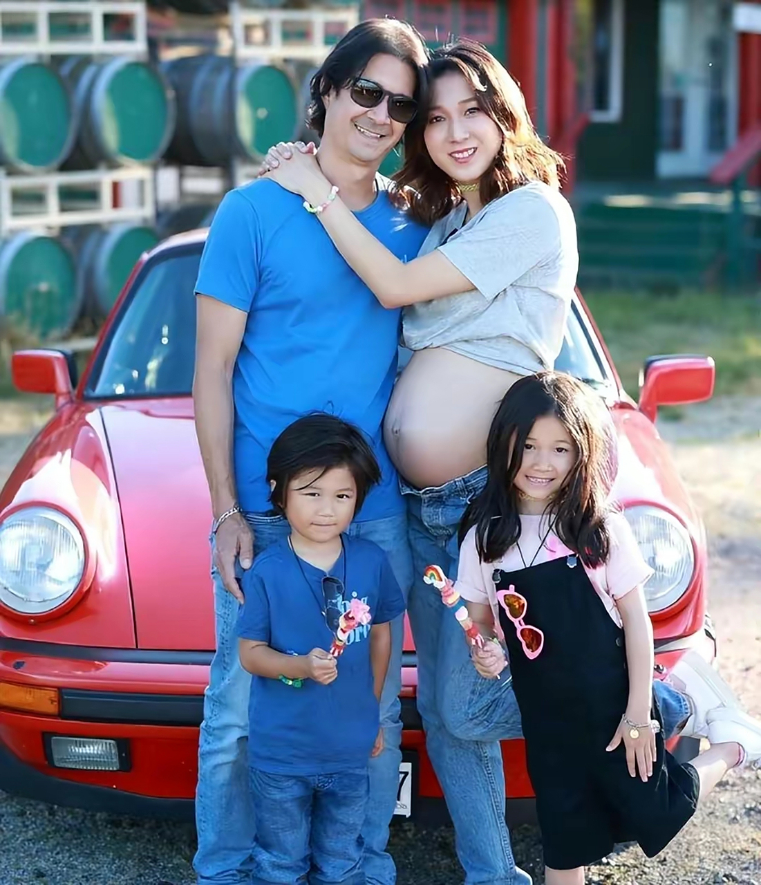 不过还好,钟嘉欣即使是第三胎了,本人还是很漂亮的.