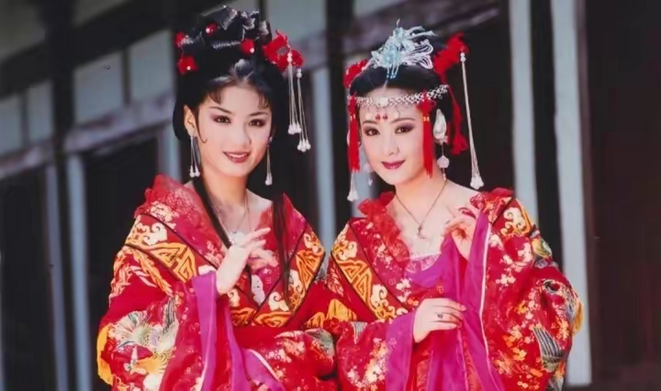 现在看李琳和黄奕在《上错花轿嫁对郎》里的造型还是那么美!