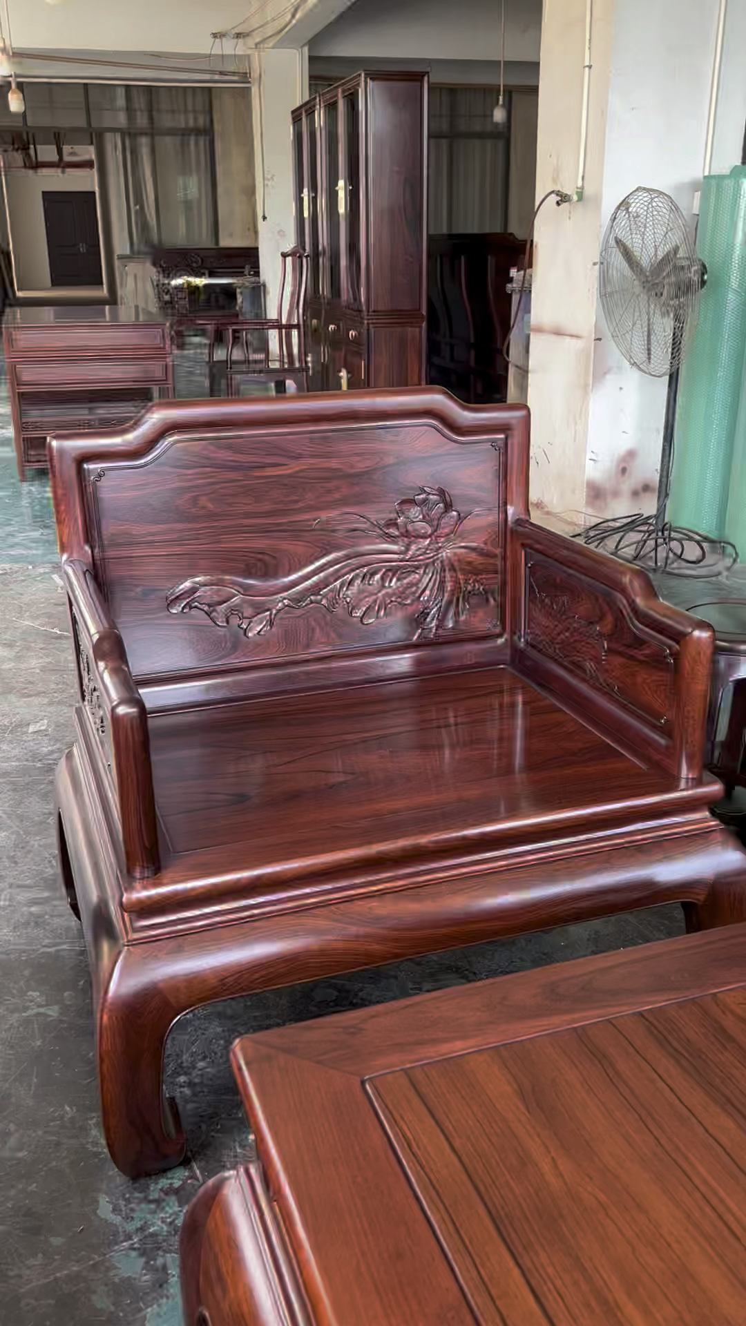 出货实拍!自然光下看巴里黄檀罗汉沙发,品质好坏一目了然-度小视