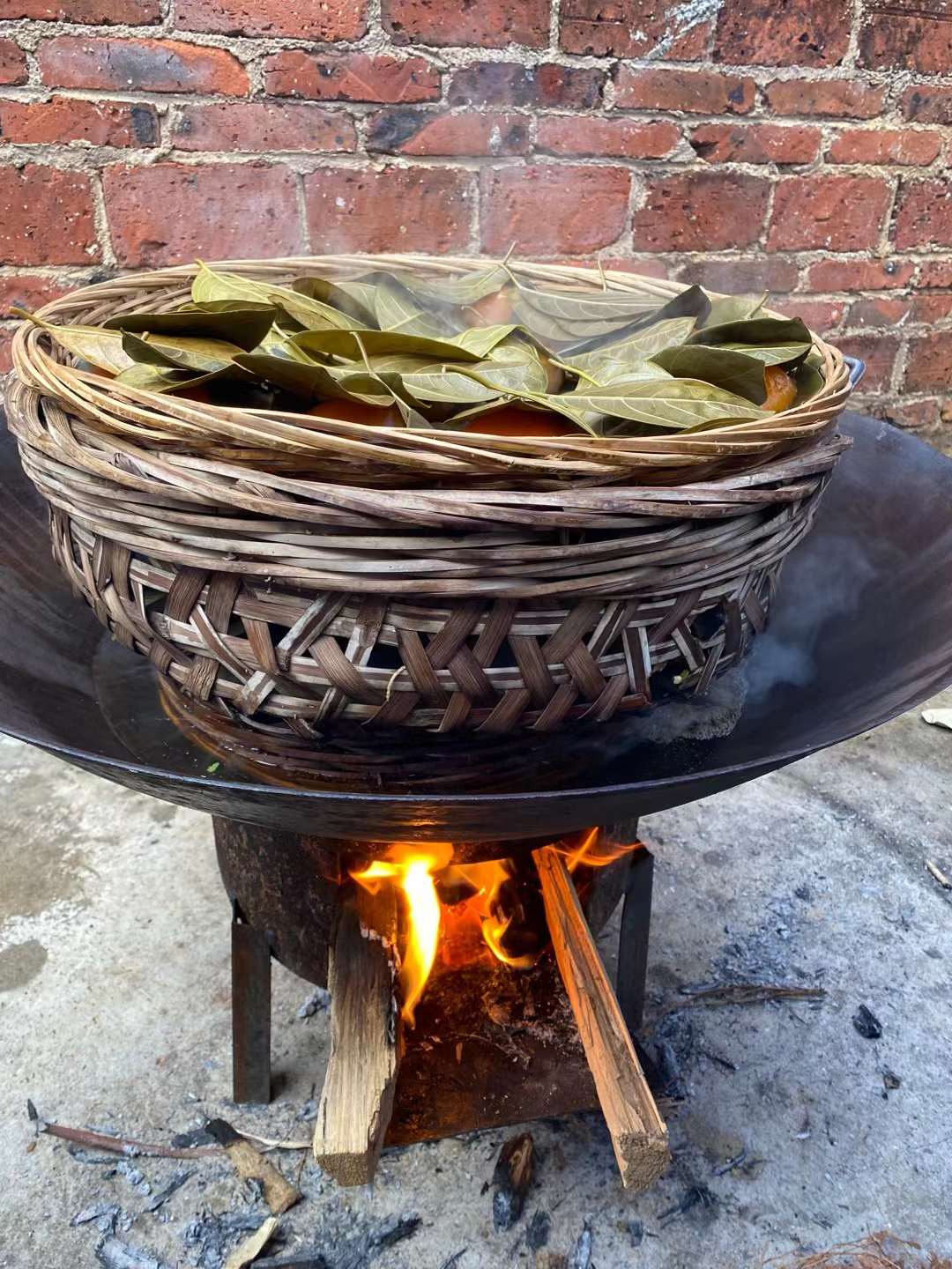 过年期间家里又开始做树叶饼咯,年味十足!瞧瞧咱这手艺吧