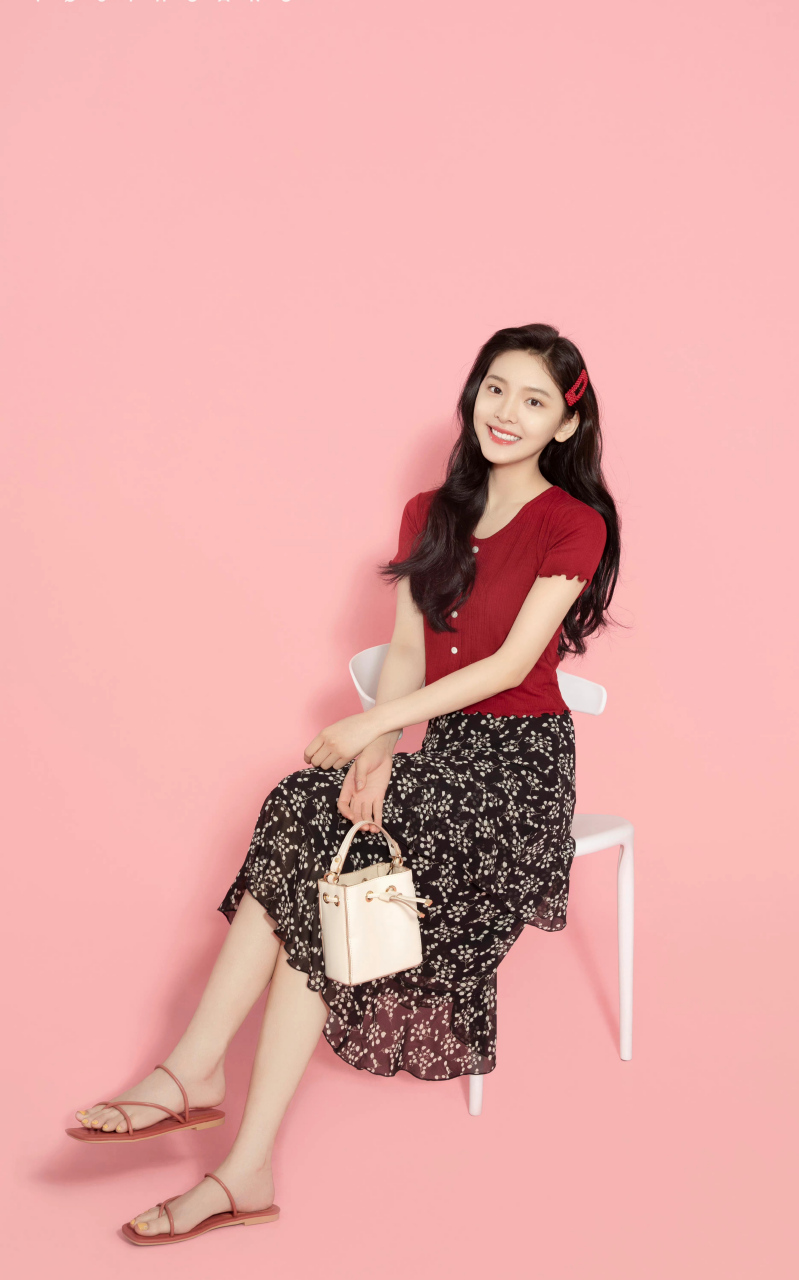 小仙女章若楠美脚照,若楠小姐姐的脚型很修长适合这款夹脚趾的凉拖鞋.