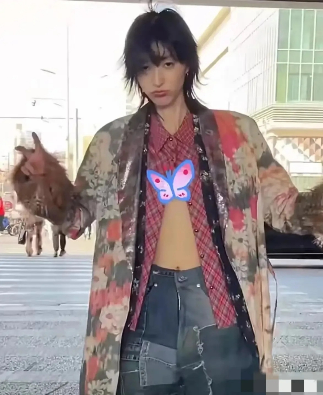 华晨宇现女友是这样的,两个人穿着还挺相似的.