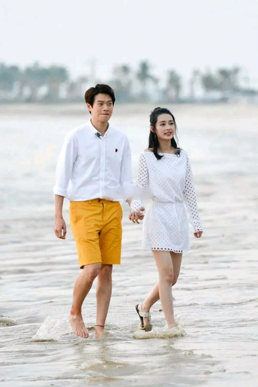 魏大勋早期和女明星李念的拉手照片,两个人亲密无间酷似情侣,不知现任