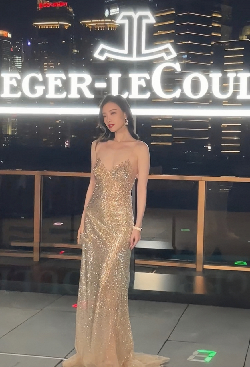 倪妮金色吊带礼服来了,一身闪钻亮瞎眼 落落大方,仪态万千[微笑]没有