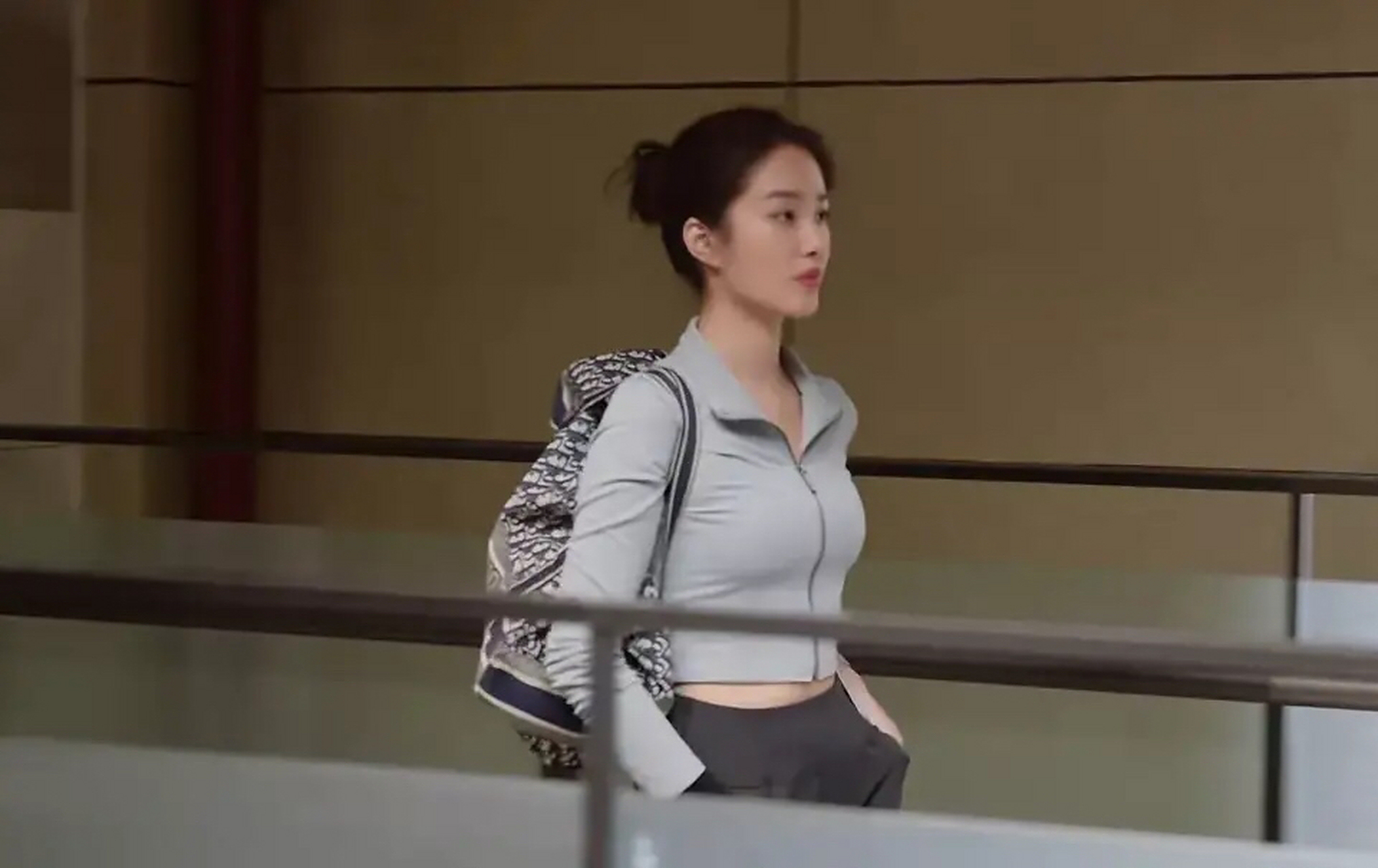 杨采钰身材也太好了,穿运动装都这么性感火辣,养眼极了!