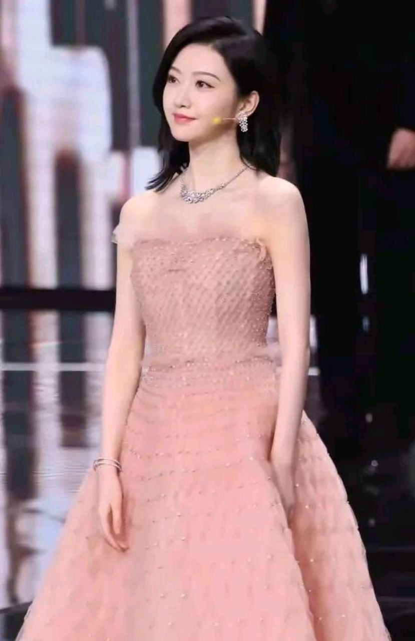 景甜美得也太出众了,穿豆沙粉色的抹胸长裙秀出完美肩线,身材真好