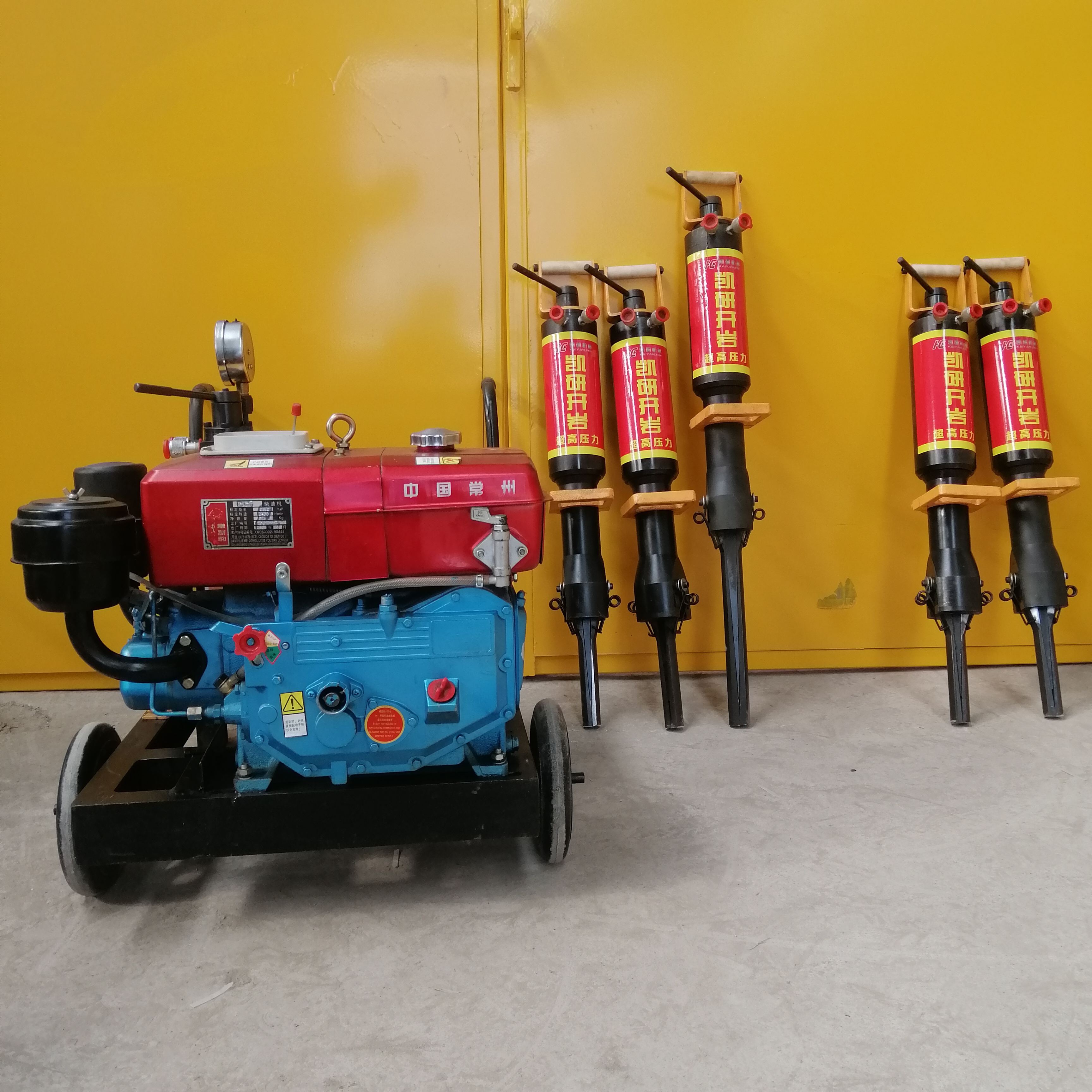 柴油机液压岩石劈裂机