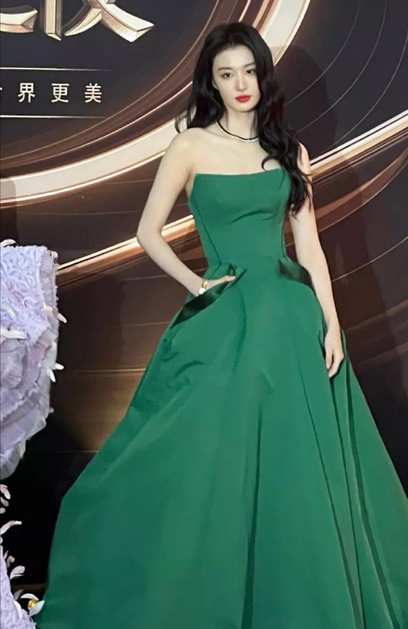 原来女明星有法令纹也很好看,王楚然穿绿裙神似"刘亦菲"!