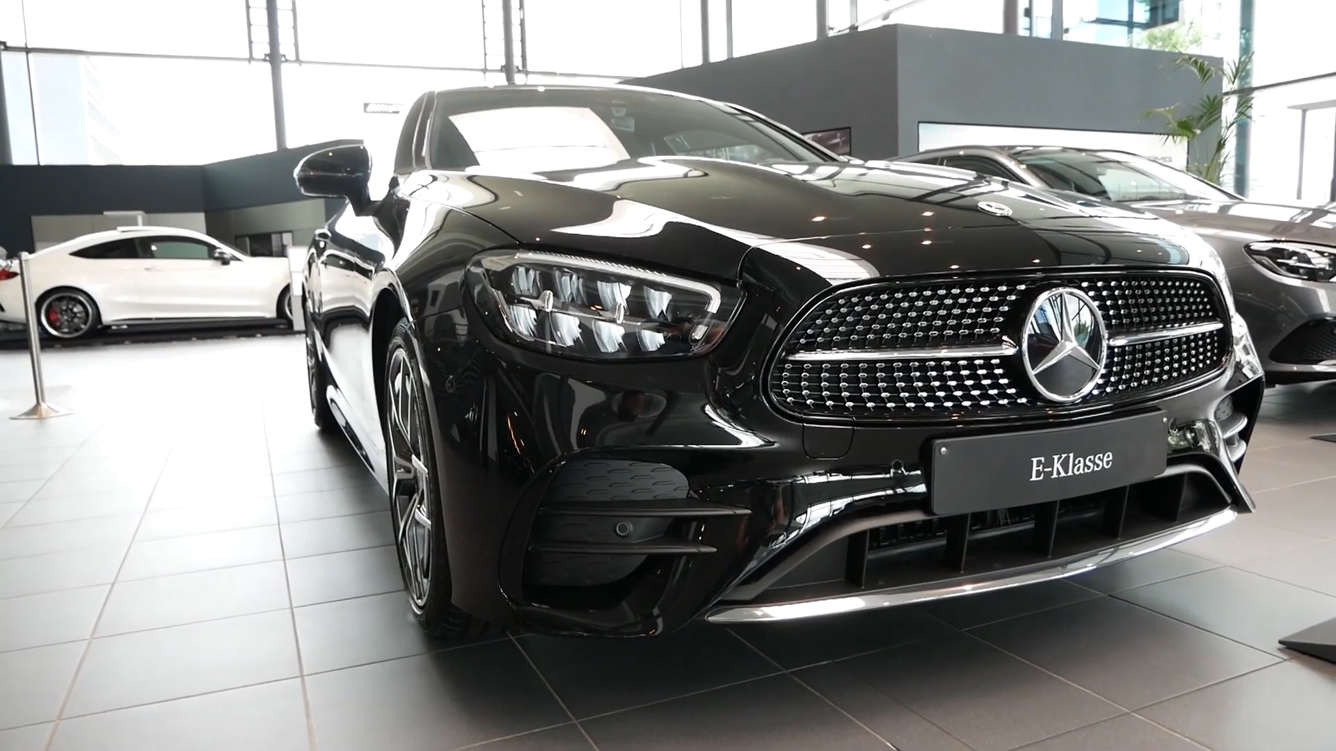 2023款奔驰e级曝光,熏黑三叉大标 2.0t动力,油耗7.8升