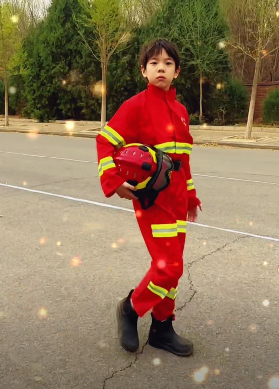 霍思燕晒儿子成长对比照,嗯哼穿同一件衣服前后变化大.