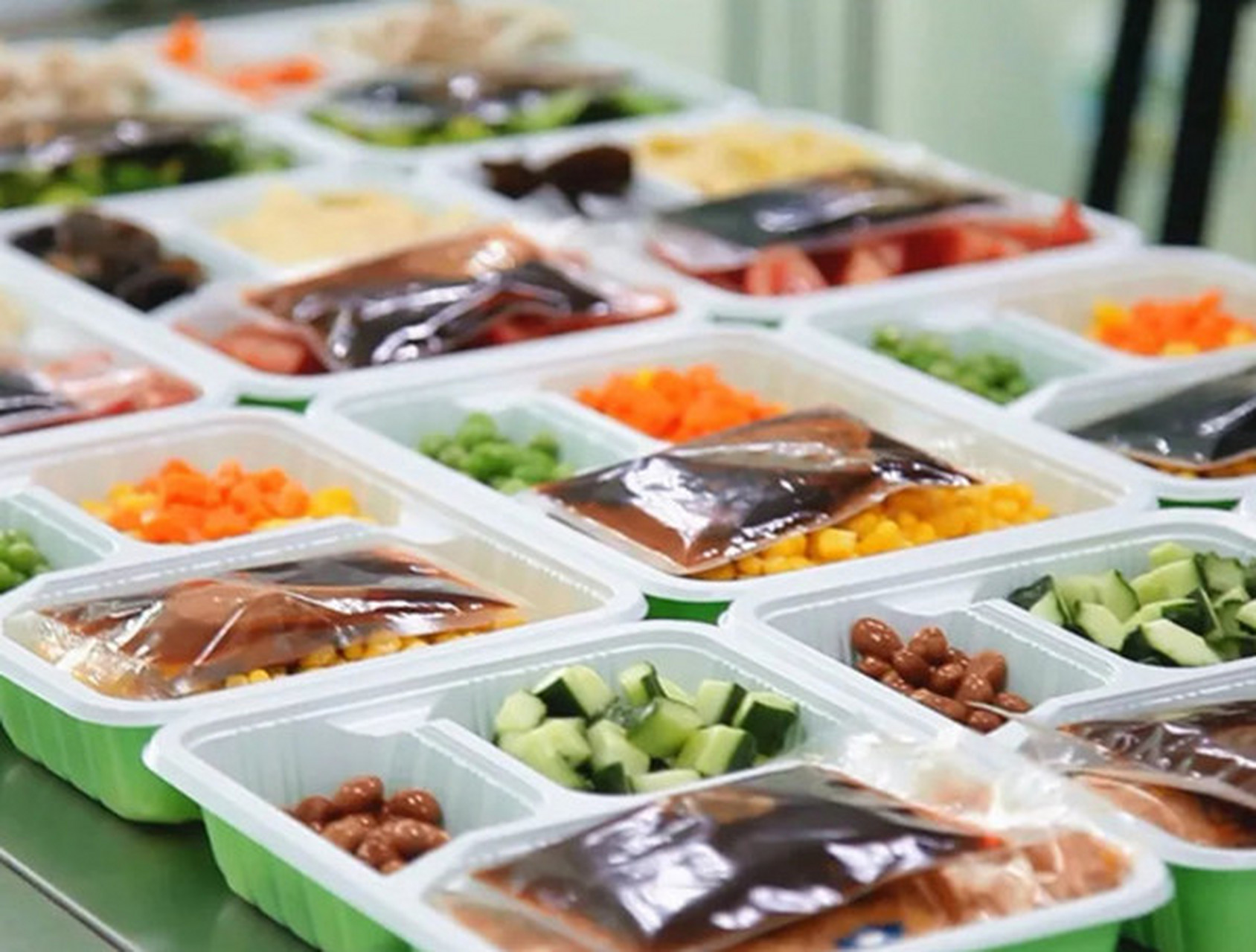 料理包吃起来黏黏糊糊,酱料多勾芡重,有些花生青椒