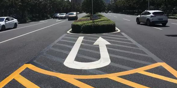 掉头专用道掉头可以不看红绿灯吗