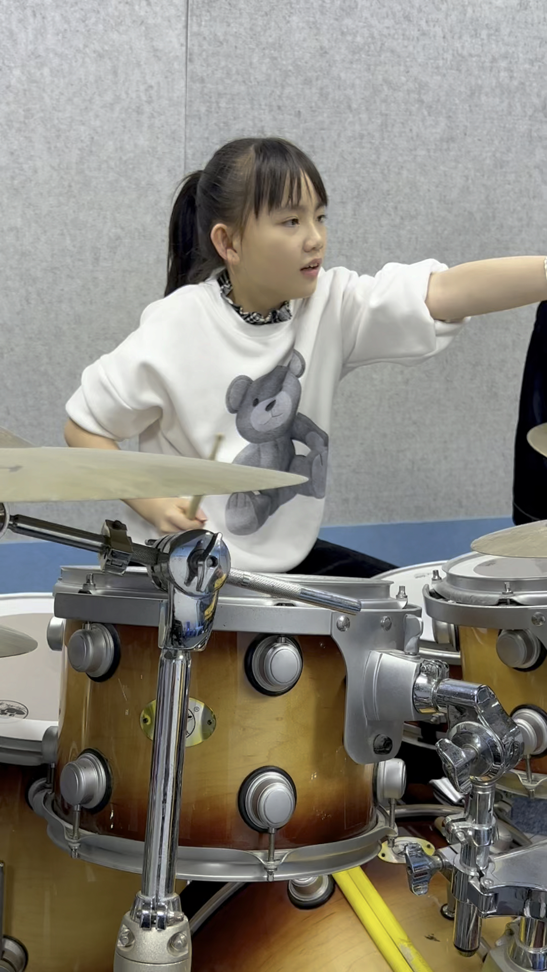 妞妞架子鼓演奏经典歌曲酒醉的蝴蝶舒适又好听