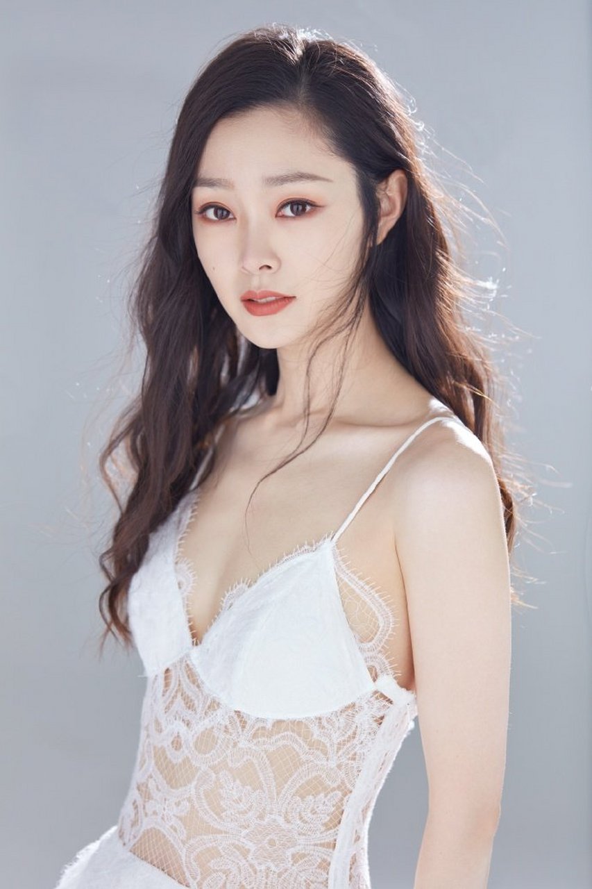 宋轶穿白色吊带拍大片,腰身的镂空设计太别致,身材婀娜超养眼 喜欢