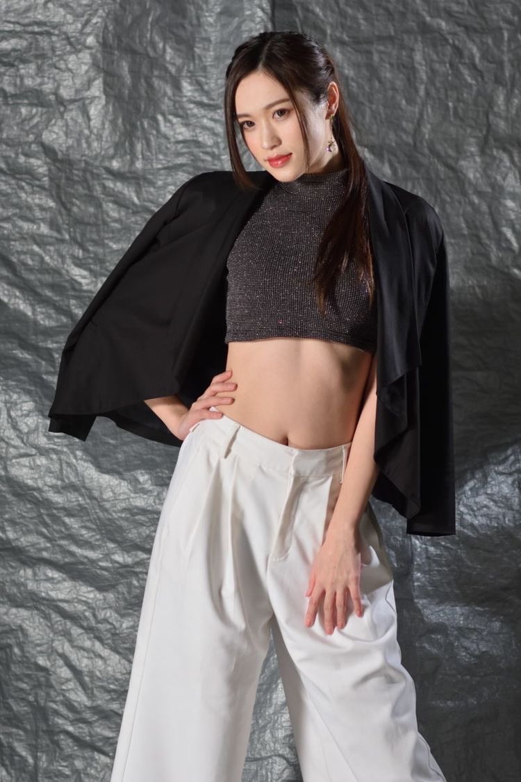 綾瀬まお,来自神奈川县的车展模特