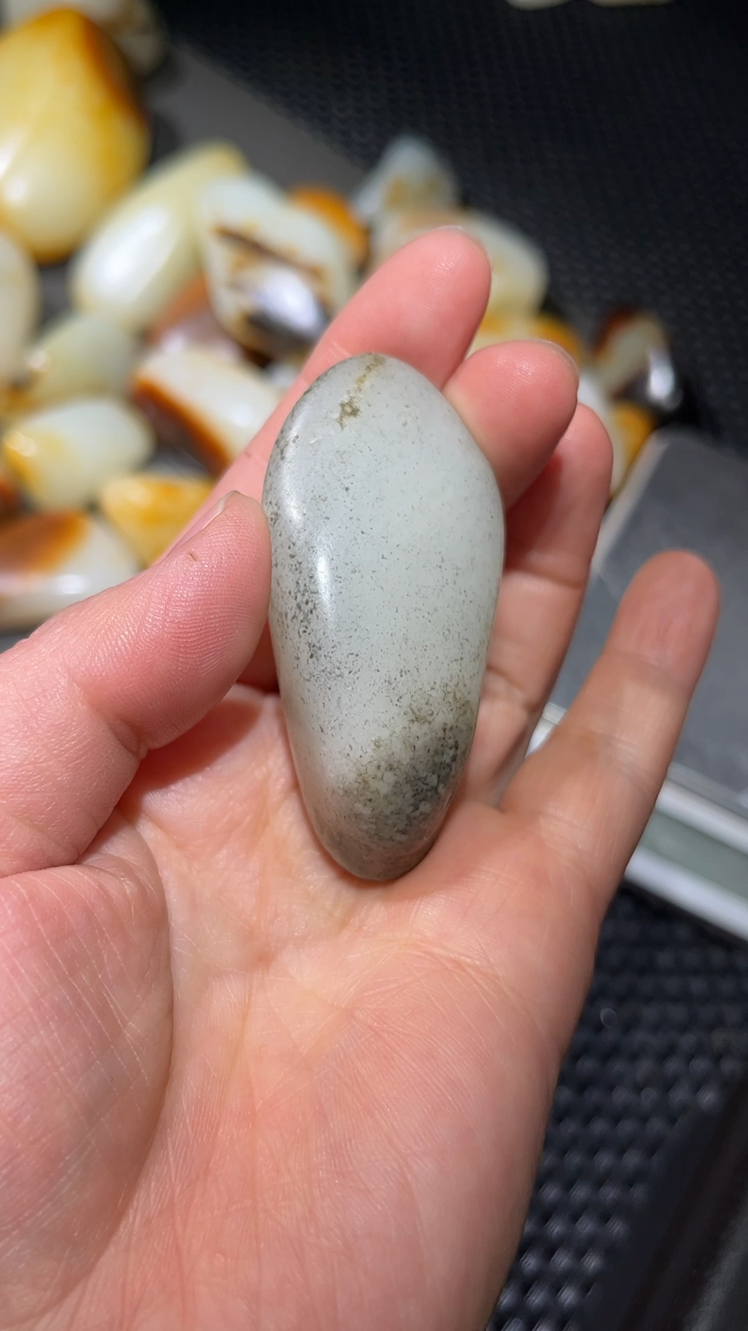 新疆和田玉油库料,油库特色料,小手吧,大挂件,真皮