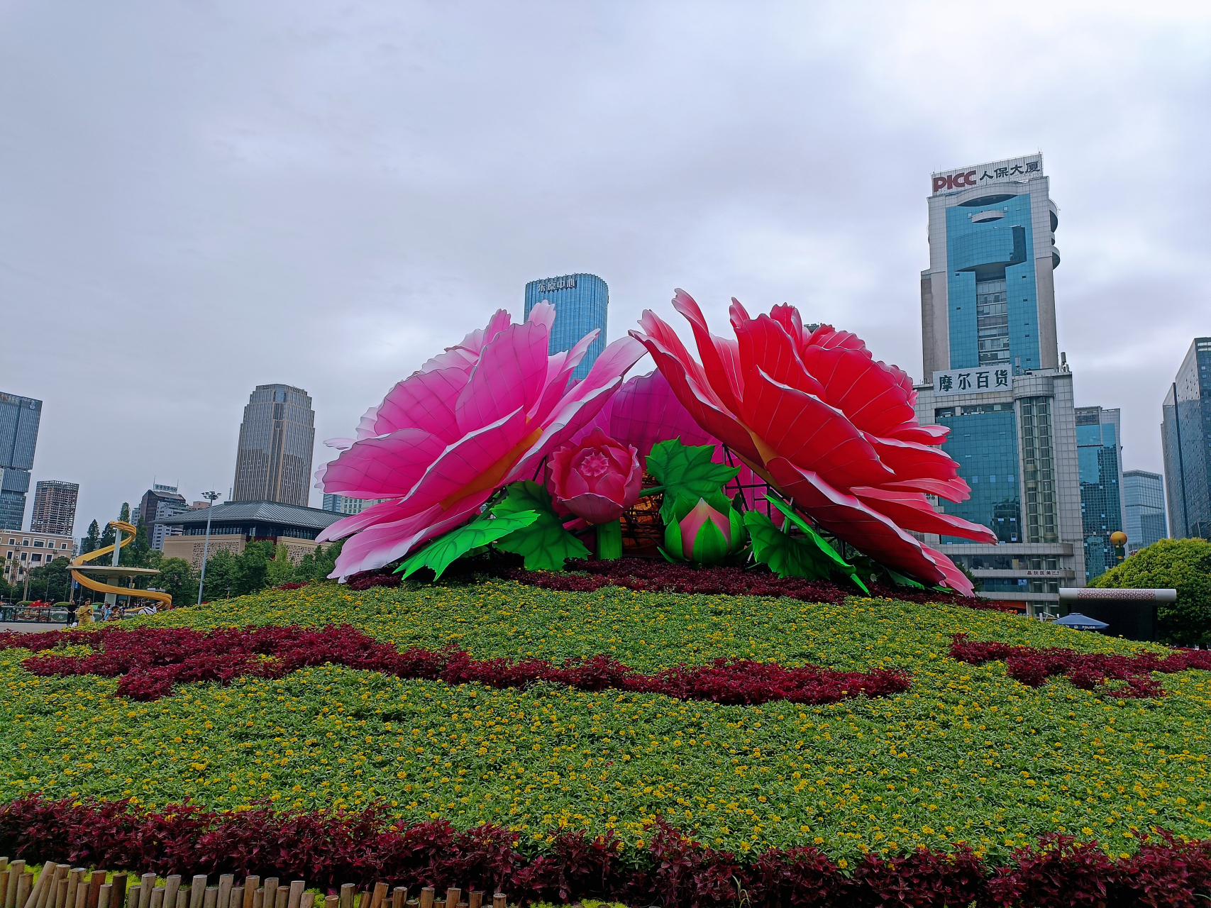 第一次打卡成都天府广场以成都市市花芙蓉花和金沙太阳神鸟为元素的名