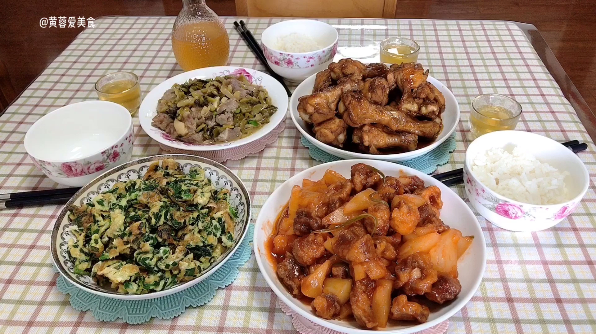 今天小孩生日,黄蓉做了几个小孩喜欢吃的菜,喝点小酒,开心