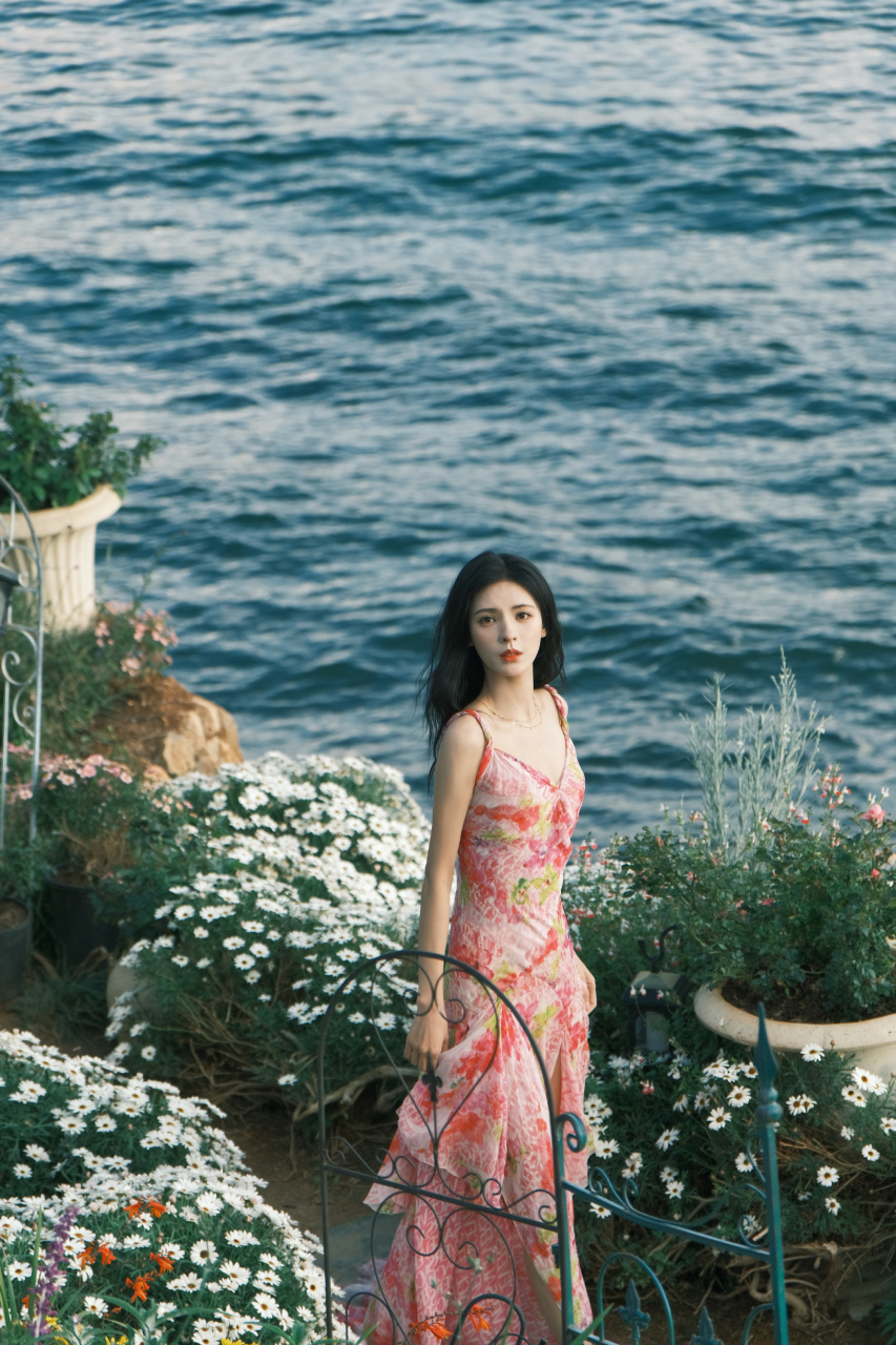 张予曦碎花吊带裙海边漫步随拍,漂亮得像幅画.94