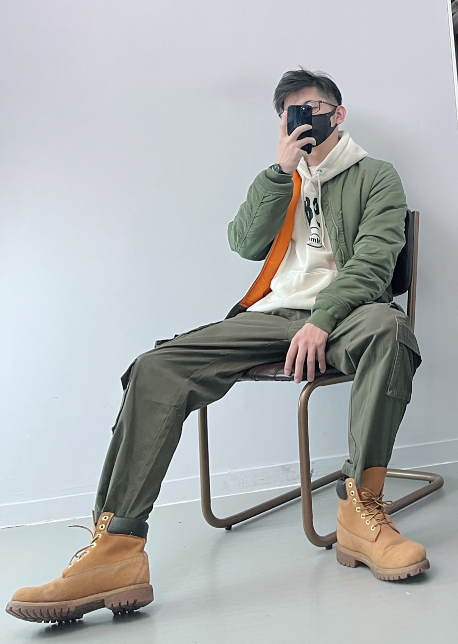 冬天是连帽卫衣搭配夹克的季节 不费力复古工装硬汉穿搭 绿色从来都不