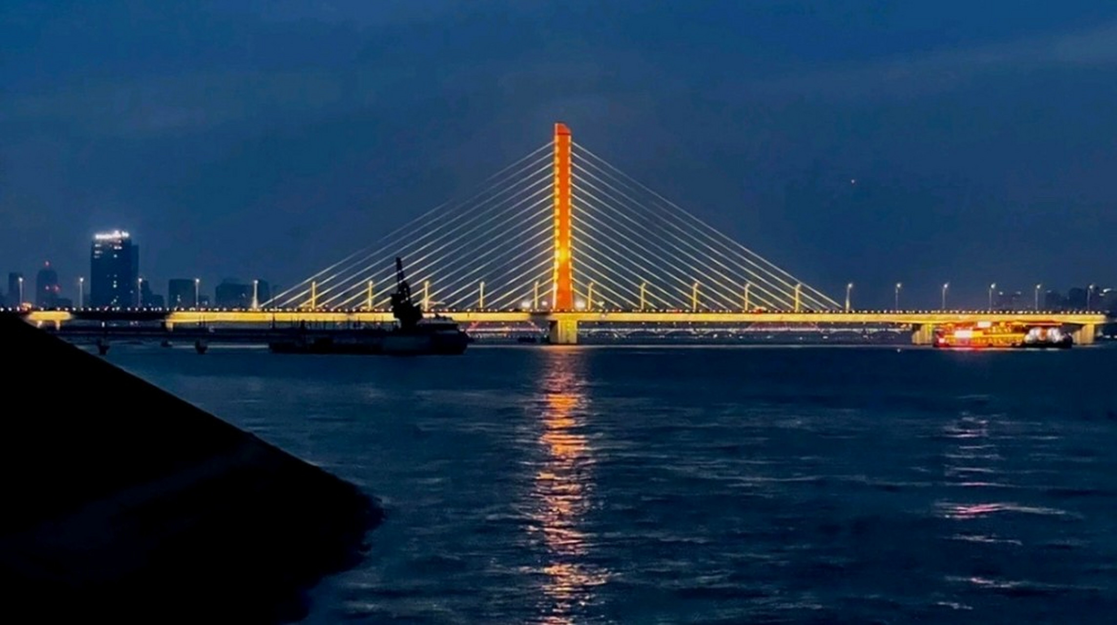 钱塘江大桥位于杭州市西湖区,是中国自行设计和建造的第一座双层铁路
