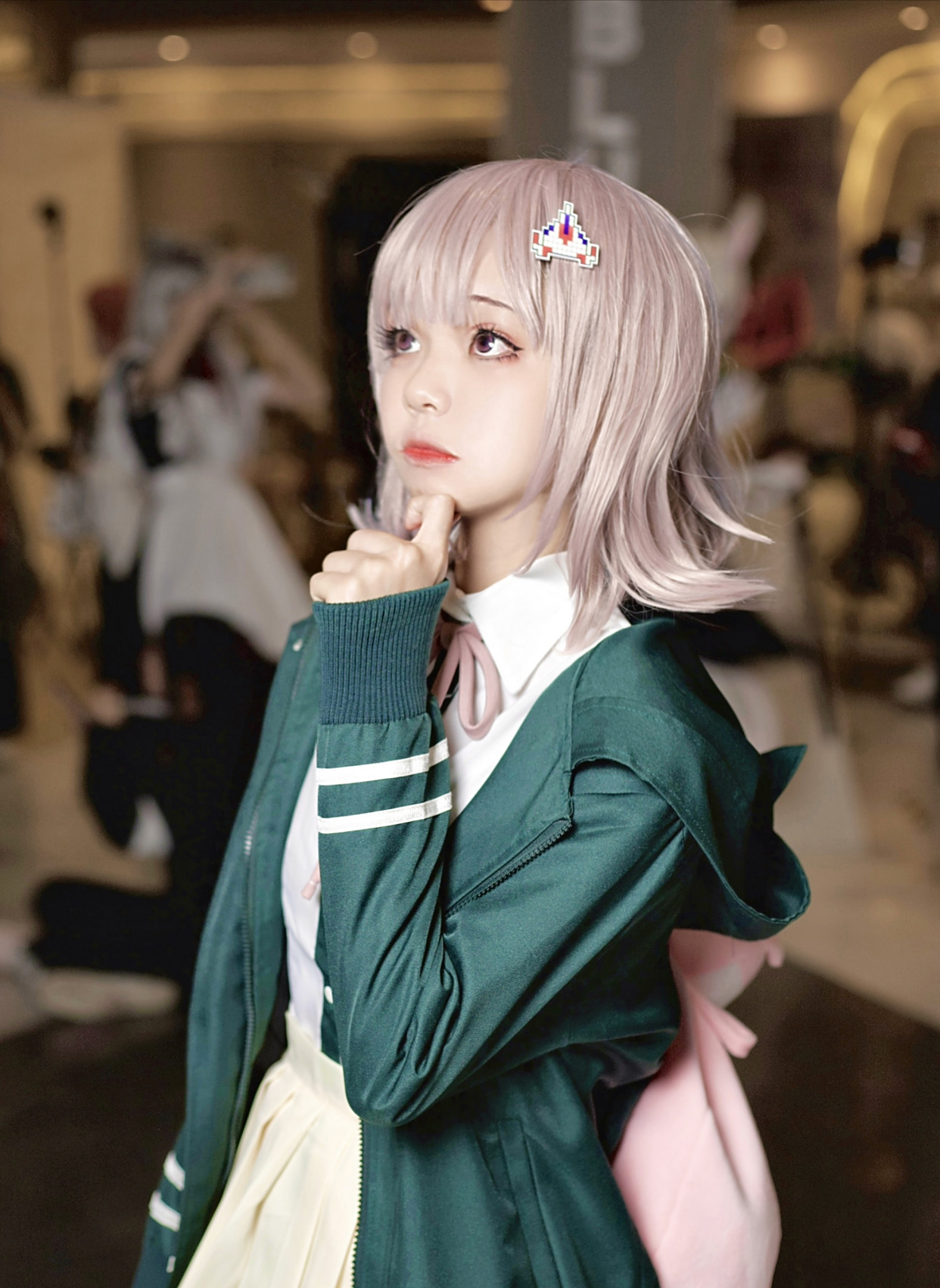 背上粉色小包的七海千秋,被coser小姐姐的可爱治愈了