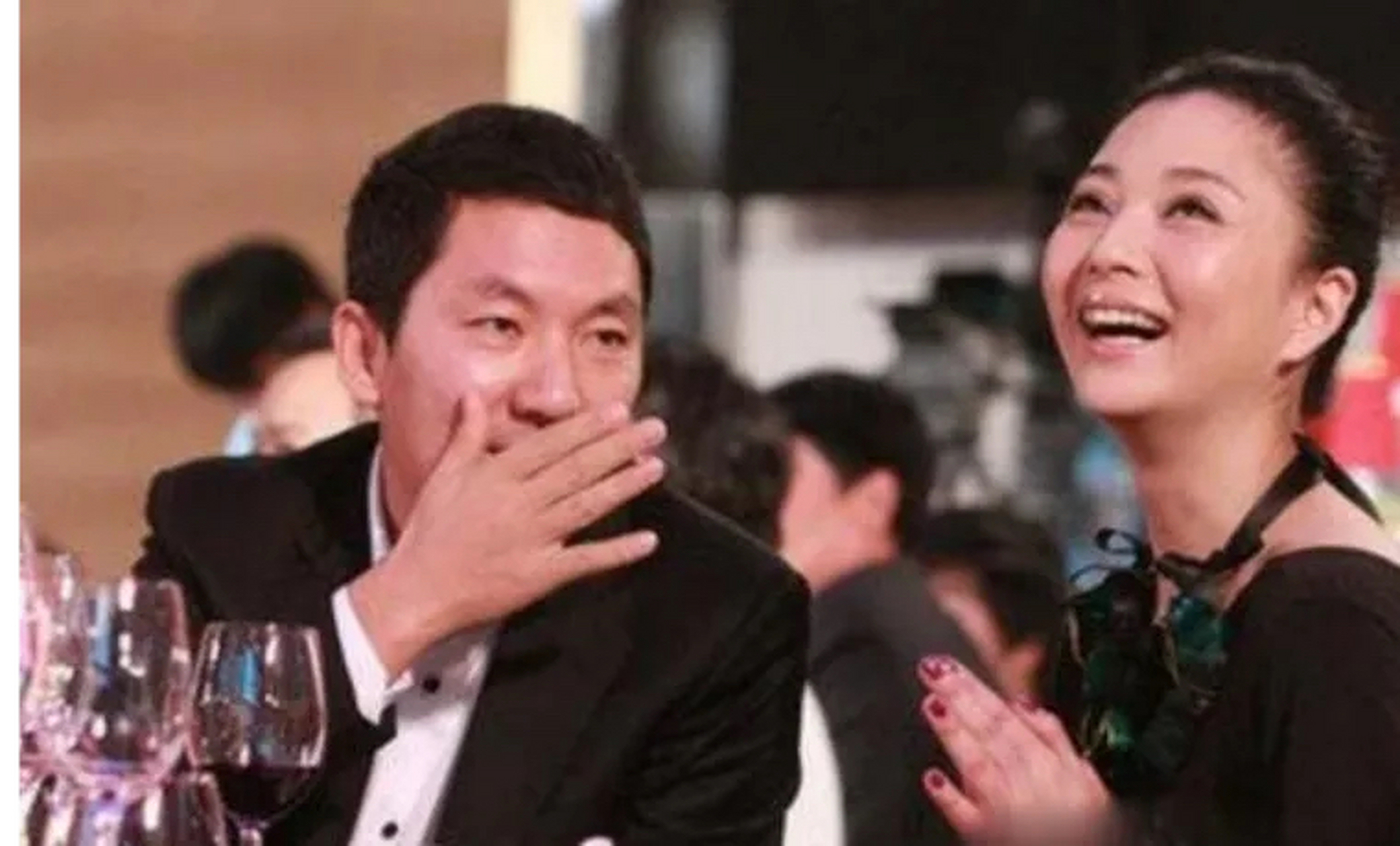 后来孙东海看到了肤白貌美的李小冉,又和她纠缠不清,殷桃找孙东海去