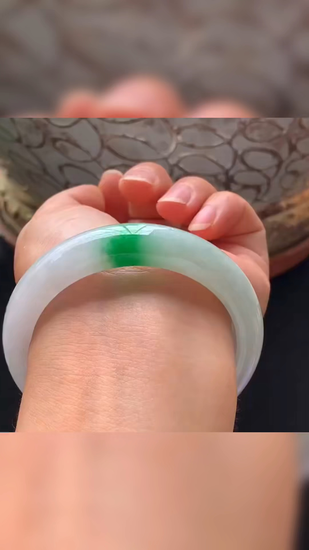 冰飘一抹阳绿翡翠手镯分享