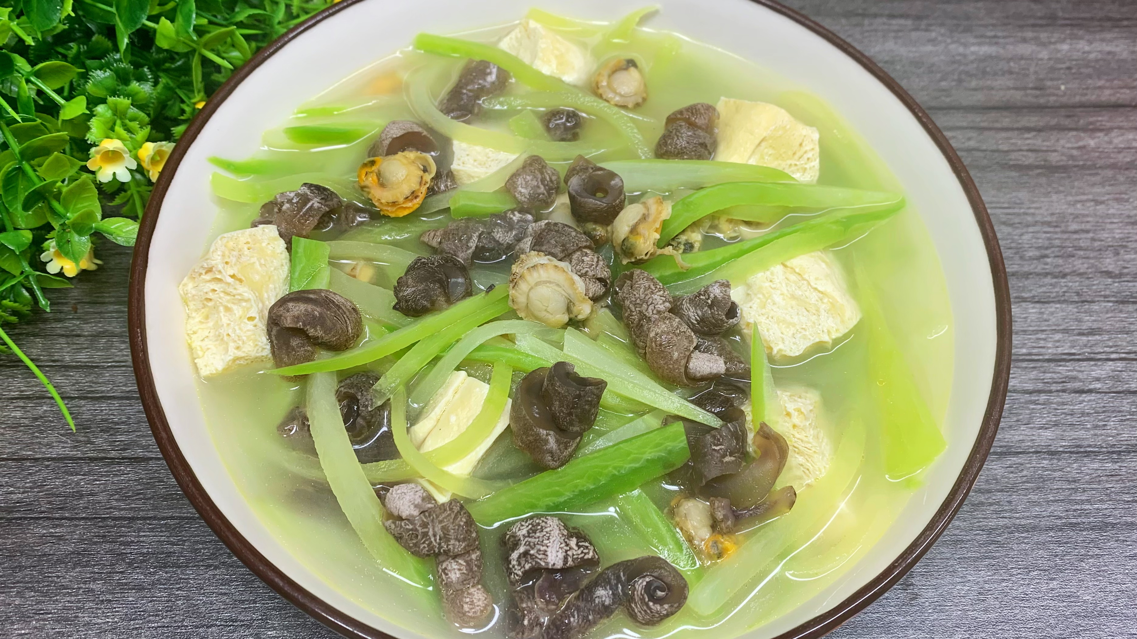 萝卜海参汤最简单的做法,汤汁奶白浓郁,味道鲜美,全家人都爱喝