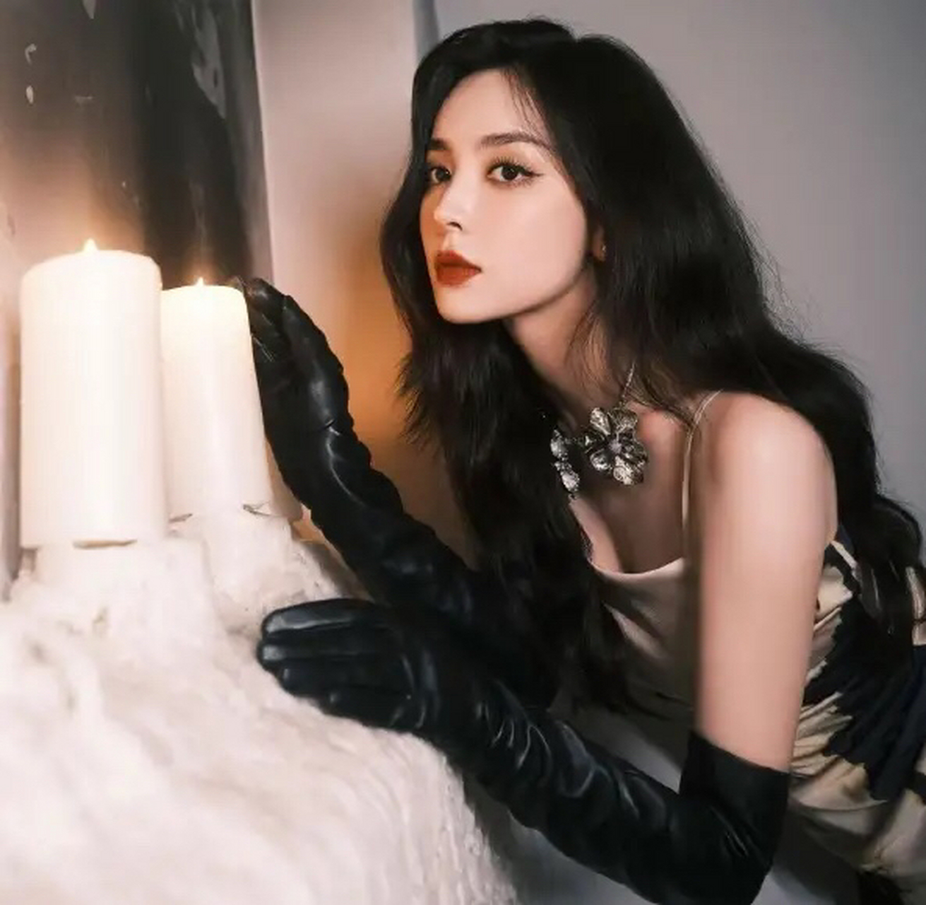 古力娜扎工作室发布两组写真照,娜扎身穿墨色吊带长裙,凸显好身材,一