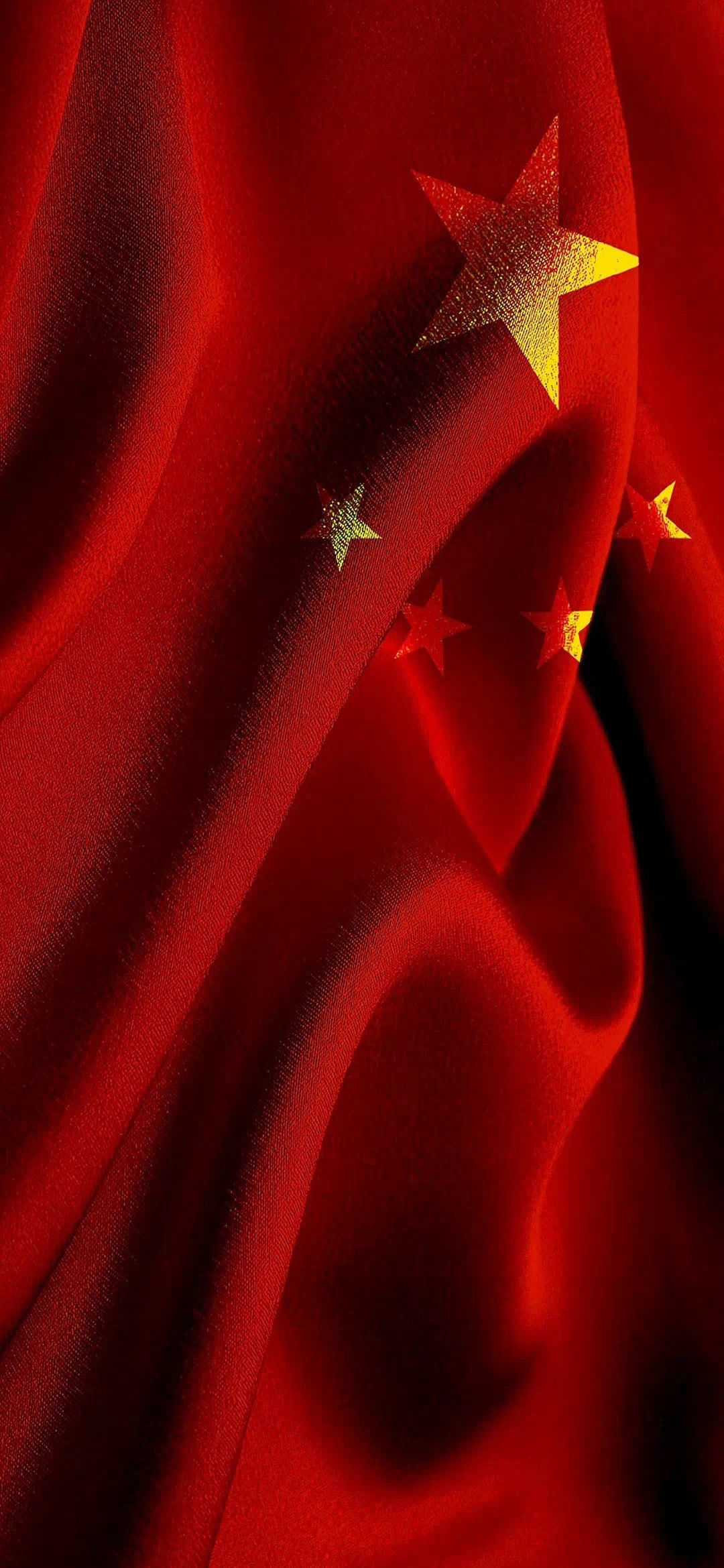 国旗抚脸过,荣耀在身旁. 家藏在心底,国护在手中.