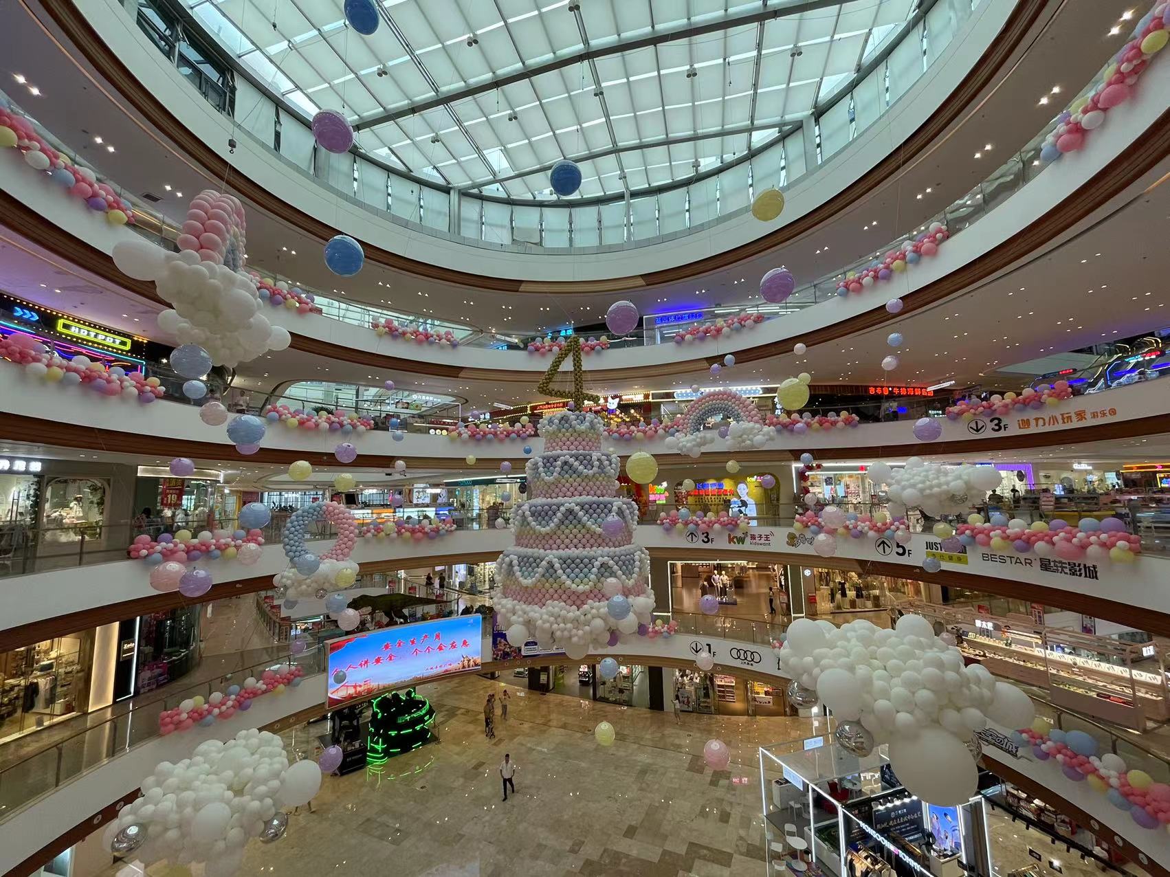 上饶吾悦广场10米气球蛋糕