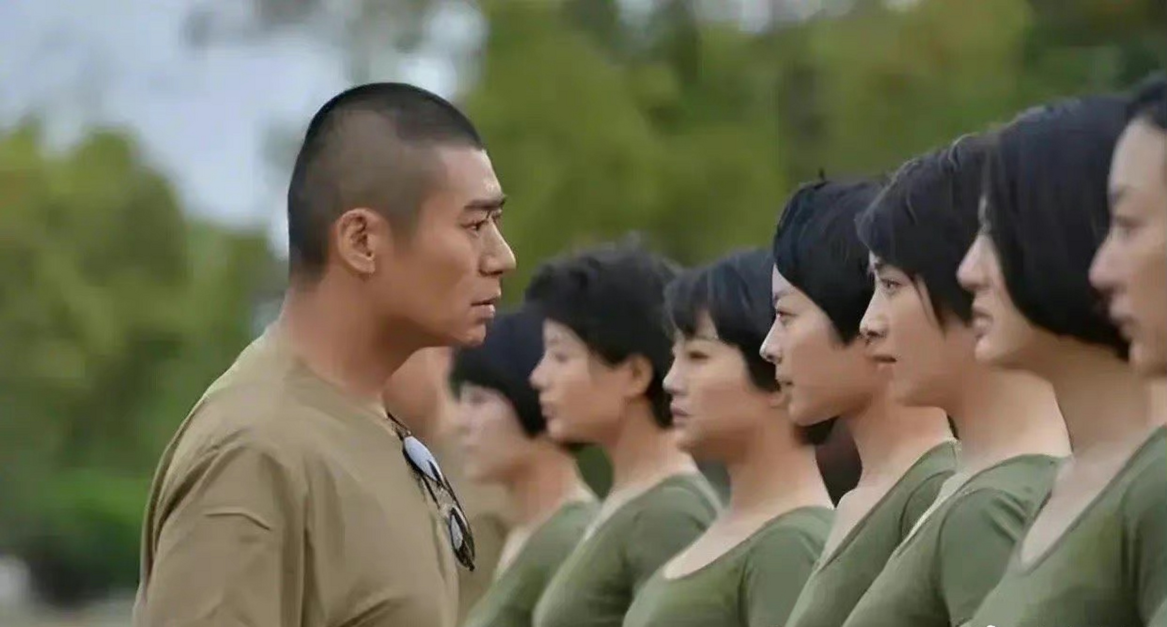 《特种兵之火凤凰》女兵训练场面,上半身都是昂首挺胸,再看下半身我不