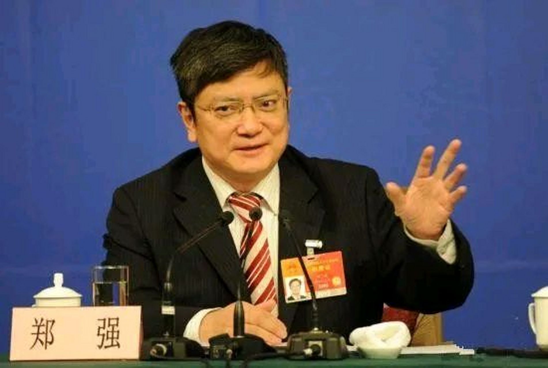 大学校长郑强到西部某大学参加校庆时,三天内无人接待