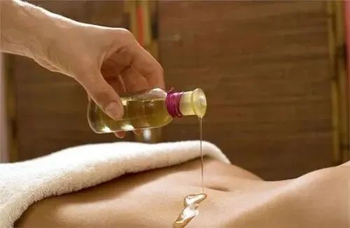 夫妻俩按摩店做全裸spa,遭陌生男闯入,你怎么看?