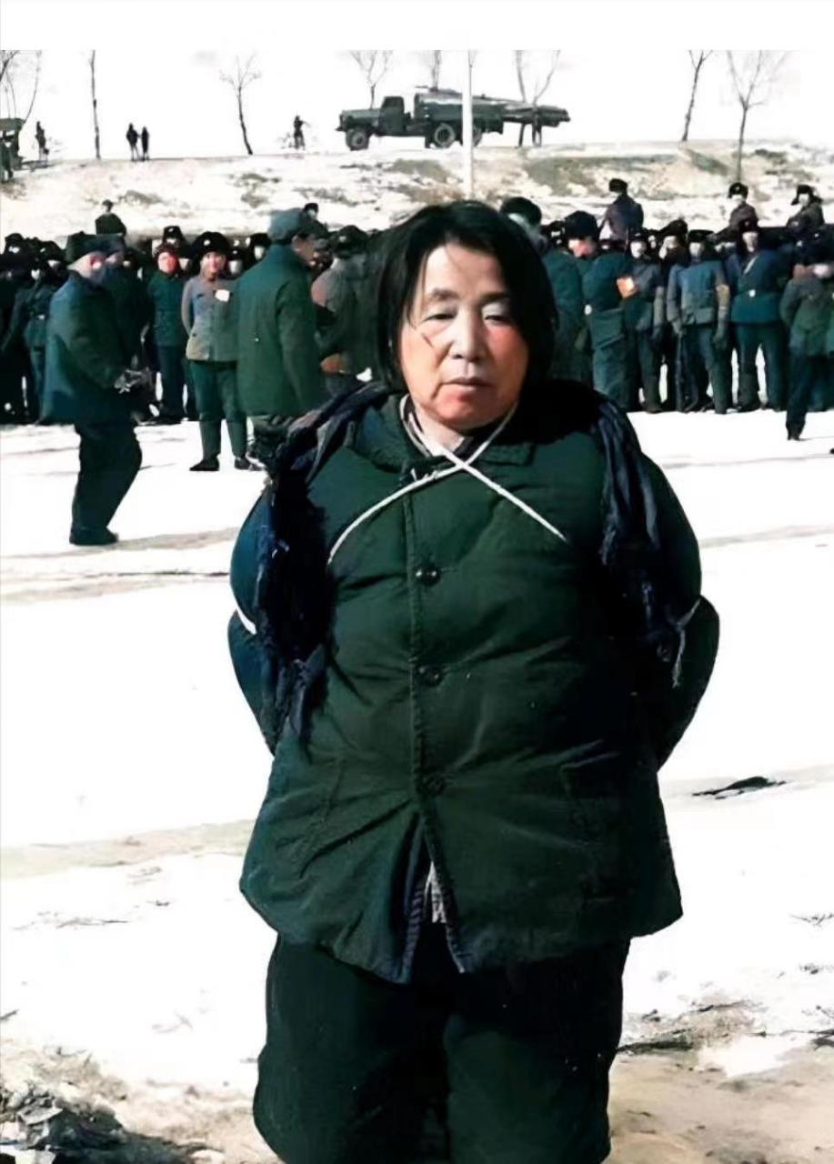 女贪官王守信即将被执行死刑时的场景,照片中的她看上去也不是善茬