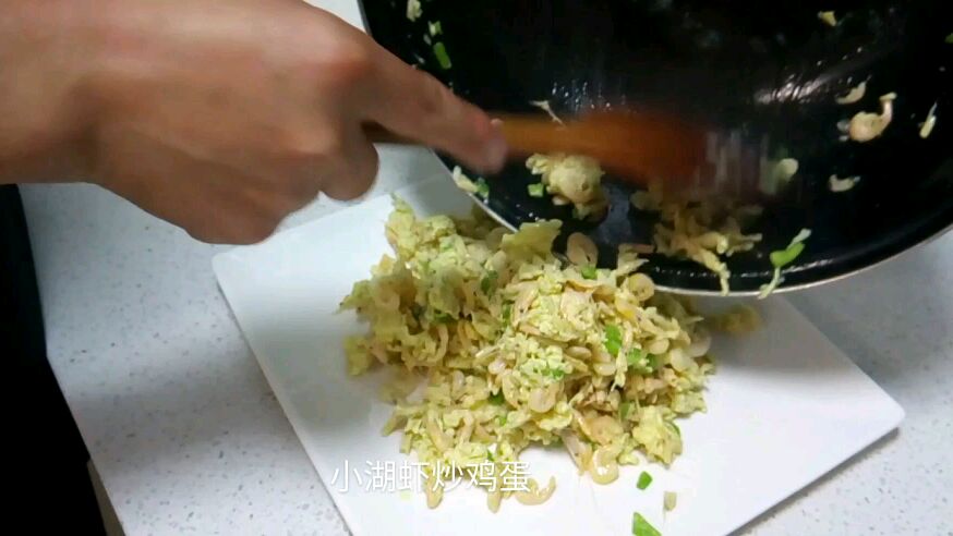 小湖虾炒鸡蛋凉拌肉皮腐竹,补钙美容,香喷喷,二哥差点吃撑