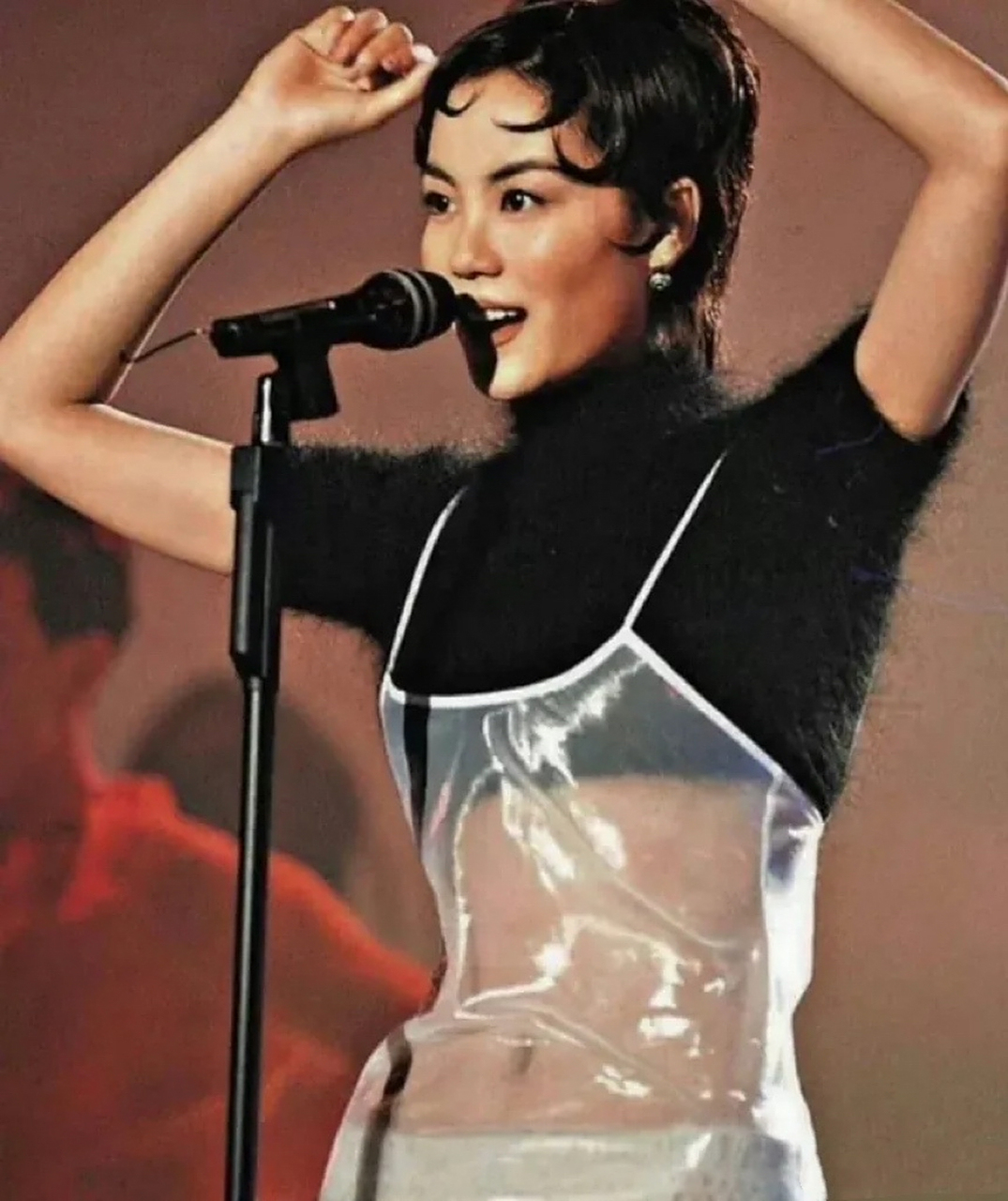 吴镇宇模仿过王菲的经典造型,吴镇宇穿得比王菲还妖娆[捂脸]