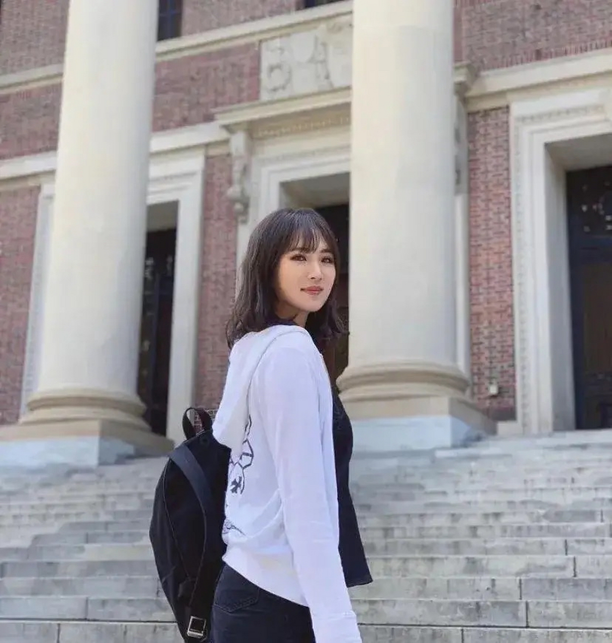 任正非发布了一张难得一见的家庭照片,照片中展现了他的家人.