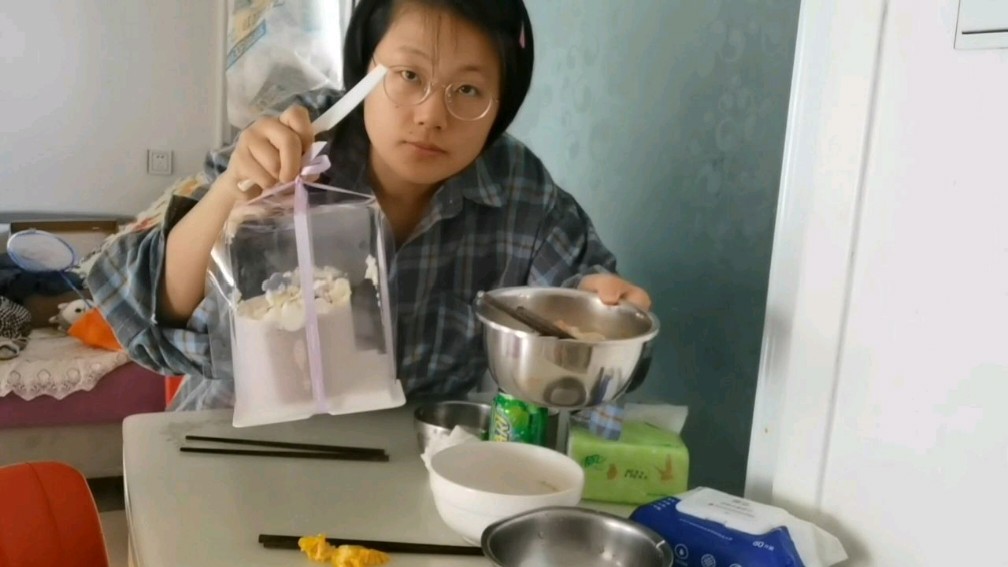 刚出的荠菜下面汤,真是太鲜了,早餐再配个小蛋糕,吃的太满足了