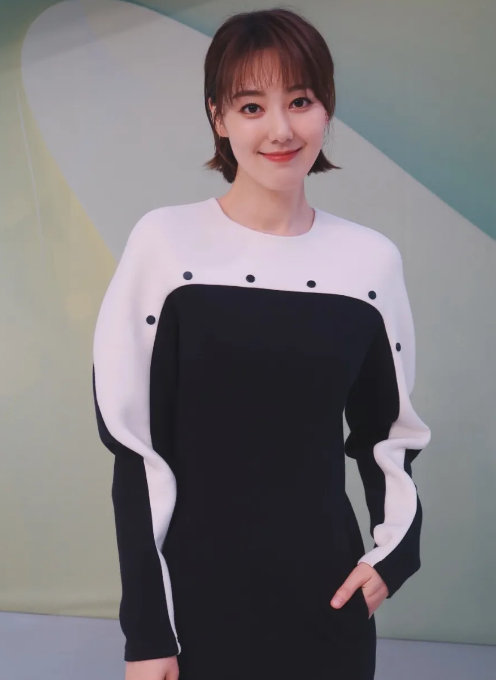 最美主持王冠:出道便得李咏欣赏,但绯闻缠身,39岁仍然自己一人