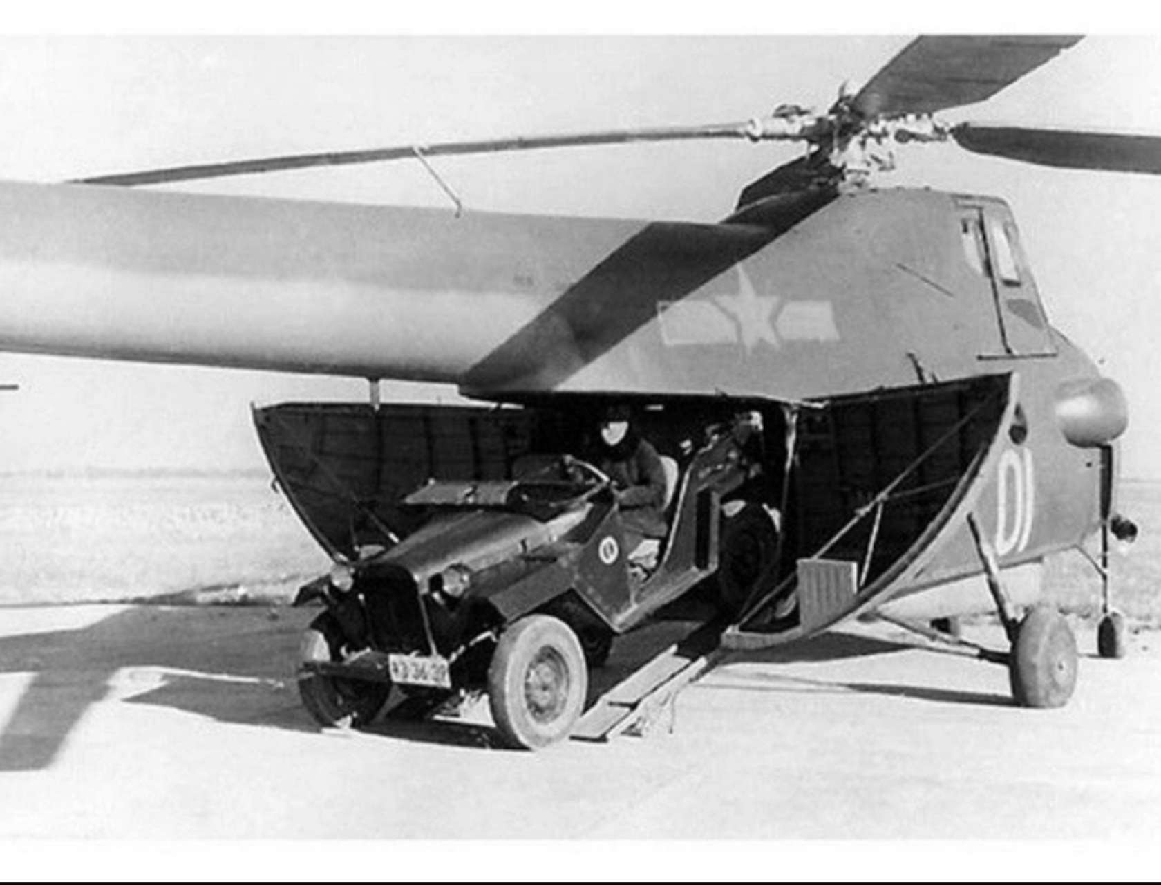 正在运输越野车,大炮的直五直升机,一直以为这种直升机只能运输人,没