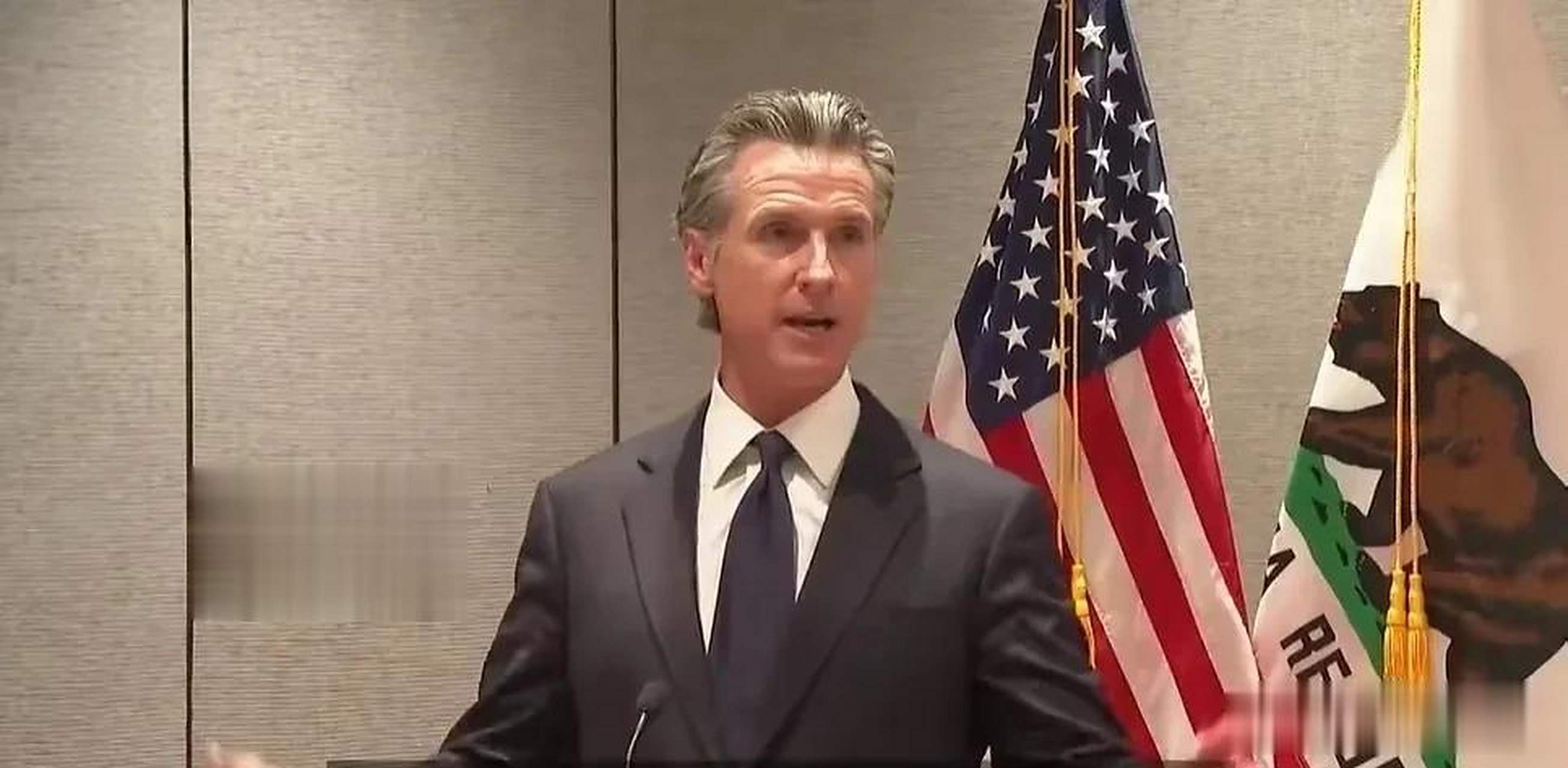 10月25日,美国加州州长加文·纽森在北京召开新闻发布会表示:  他不