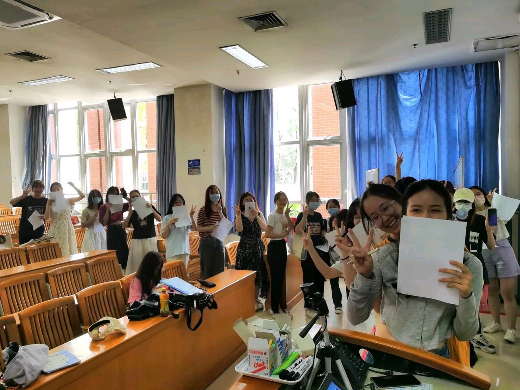 马立明发贴子说,学生排队找他签字听他的课,让马立明副教授很是欣慰!