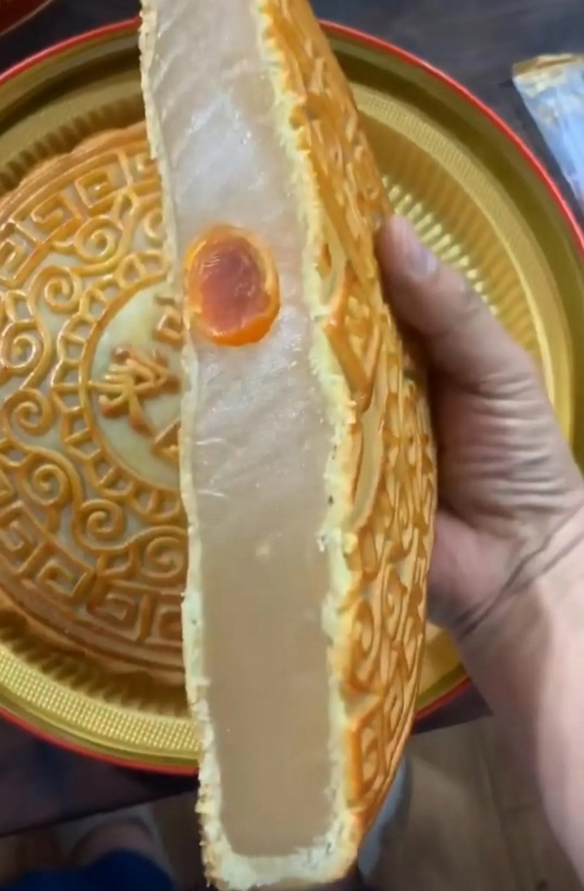 黑心商家,这么大的月饼,就一个蛋黄02
